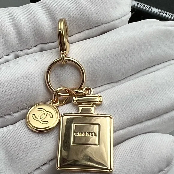 CHANEL Authentic 2023 NOVELTY HOLIDAY
No*5 PERFUME BOTTLE & CHANEL CHARM - Picture 10 of 17